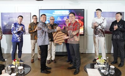 President Director of TelkomMetra, Pramasaleh Haryo Utomo (front left), and Group CEO of Fullerton Health, Ho Kuen Loon (front right), at the SPA signing ceremony related to the divestment of the AdMedika Group.