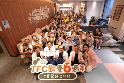 TFC台北生殖中心歡慶6週年，成立期間已經服務全球50個國家的求子者，眾多患者家庭與醫療團隊在位於南山廣場的診所內合影留念，共同慶祝這一重要時刻。