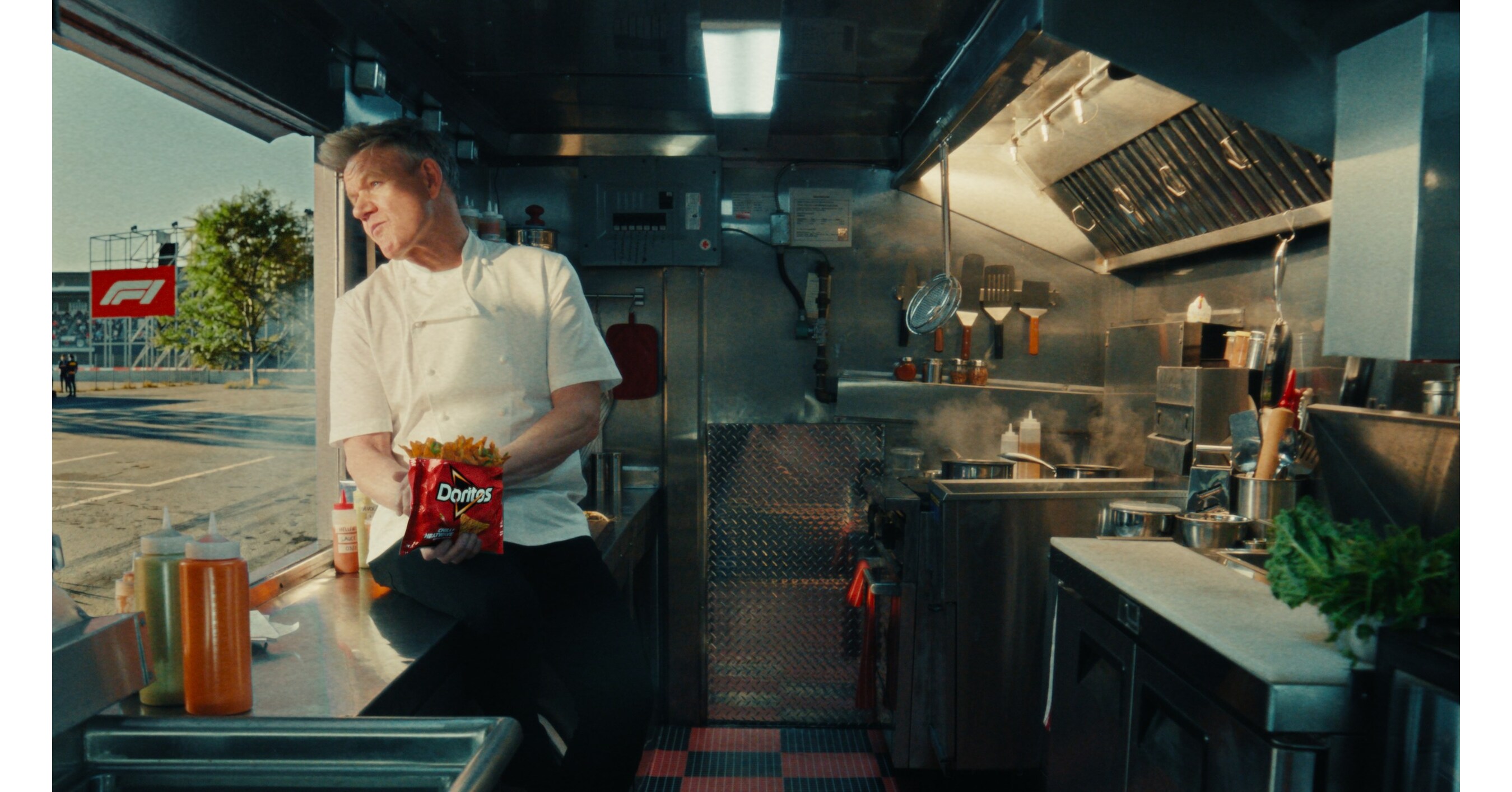 DORITOS LOADED DÉVOILE UNE PUBLICITÉ EXPLOSIVE METTANT EN SCÈNE LE CHEF GORDON RAMSAY ET LE PILOTE DE F1 DE LÉCURIE MERCEDES-AMG PETRONAS, GEORGE RUSSELL DORITOS LOADED DÉVOILE UNE PUBLICITÉ EXPLOSIVE METTANT EN SCÈNE LE CHEF GORDON RAMSAY ET LE PILOTE DE F1 DE LÉCURIE MERCEDES-AMG PETRONAS, GEORGE RUSSELL