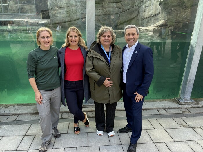 La ministre du Sport, du Loisir et du Plein Air, Kariane Bourassa, et le ministre de l'Emploi et responsable de la région de la Capitale-Nationale, Jean-François Simard, ont visité les nouvelles installations en compagnie de Marie-Pierre Lessard et Nathalie Julien-Boucher, respectivement directrice de la conservation et directrice de l'Aquarium du Québec. (Groupe CNW/Société des établissements de plein air du Québec)