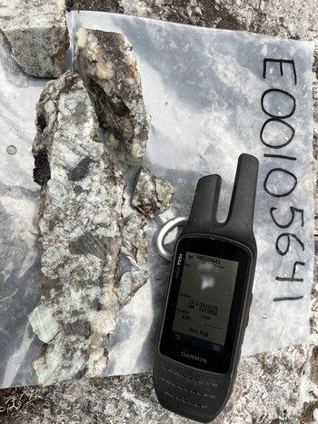 Grab sample E00105645 from Last Resort Pegmatite grading 4.36% Li2O (CNW Group/Rock Tech Lithium Inc.) Grab sample E00105645 from Last Resort Pegmatite grading 4.36% Li2O (CNW Group/Rock Tech Lithium Inc.)
