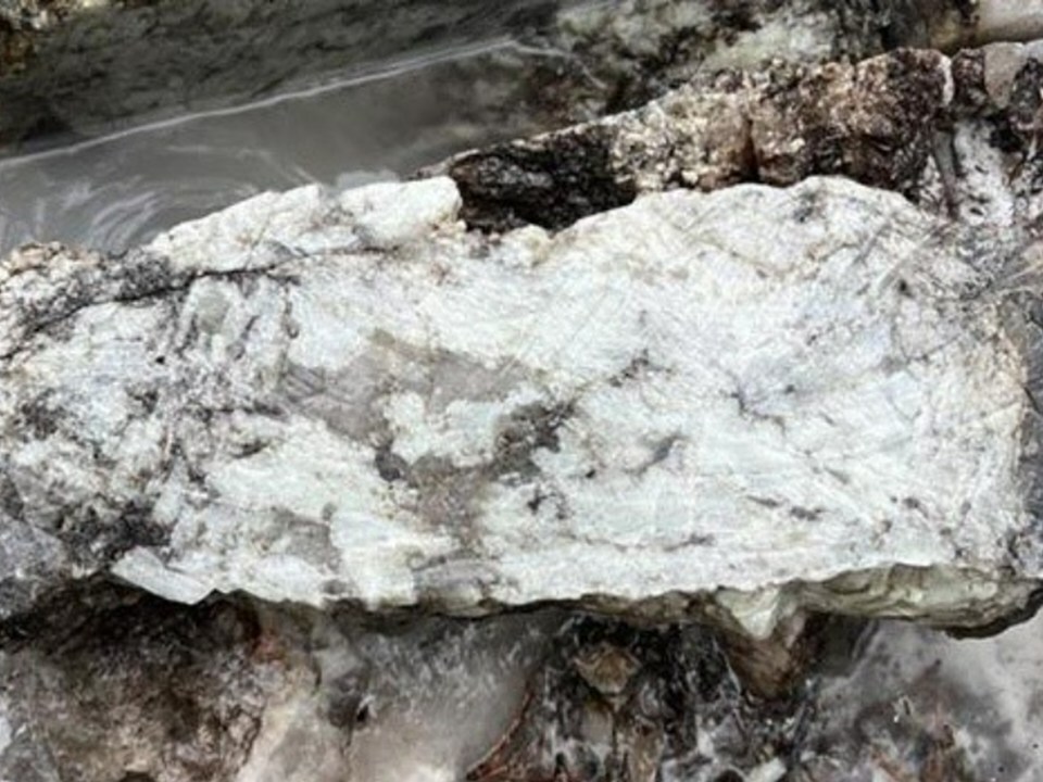 Spodumene-bearing pegmatite, grab sample E00105637 grading 5.11% Li2O (CNW Group/Rock Tech Lithium Inc.)