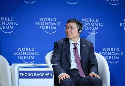 Zhong Baoshen, Chairman and General Manager of LONGi, took part in the roundtable dialogue titled "Follow the Money: Where Climate Capital Is Going," where he shared his perspectives on the decarbonization potential of Solar-Plus-Storage integration and the metrics for measuring the effectiveness of clean energy investments. (PRNewsfoto/LONGi)
