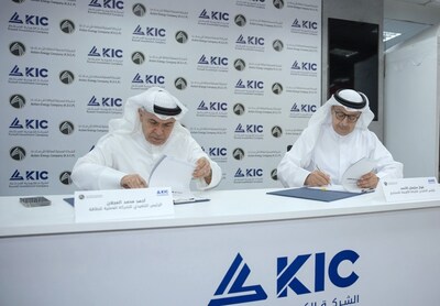 Ahmad Al-Ajlan (left), CEO of Action Energy Company, and Fawaz Al-Ahmad (right), CEO of Kuwait Investment Company, during the signing.