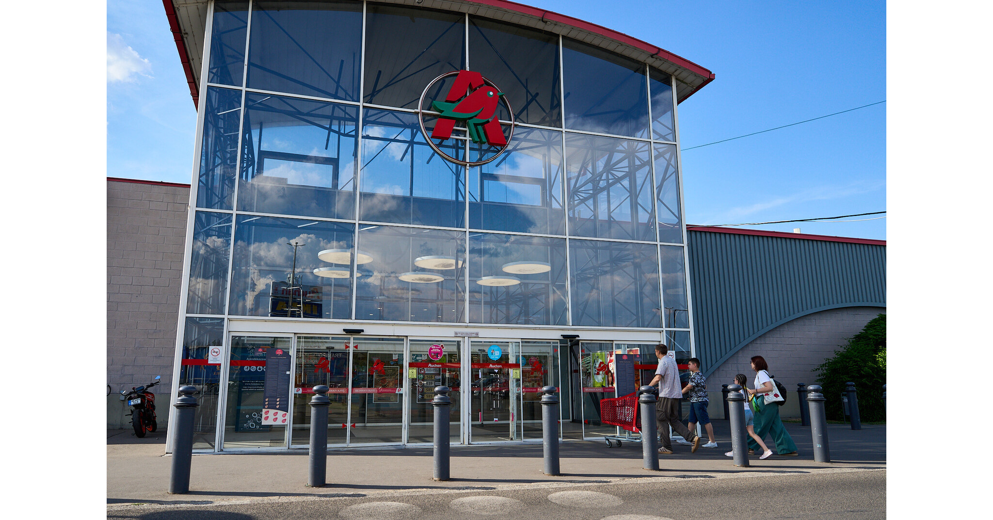 Le Indotek Group acquiert les 53 % restants du capital d'Auchan Hongrie et en devient l'unique propriétaire
