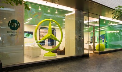 Le Studio Mercedes-Benz Toronto situé dans le magasin phare de Holt Renfrew de la rue Bloor à Toronto accueille les clients et les plonge dans une expérience de luxe immersive. (Groupe CNW/Mercedes-Benz Canada Inc.)
