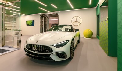 Le Coupé-cabriolet Mercedes-AMG SL 63 4MATIC+ met en avant le luxe axé sur la performance dans un environnement inspiré de la mode et du sport au Studio Mercedes-Benz Toronto. (Groupe CNW/Mercedes-Benz Canada Inc.)