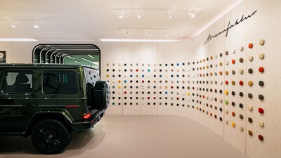 L’Atelier MANUFAKTUR dans le Studio Mercedes-Benz Toronto plonge les visiteurs dans un cadre inspiré d’un atelier, avec des textiles triés sur le volet, des détails de design raffinés et une station de personnalisation en direct. (Groupe CNW/Mercedes-Benz Canada Inc.)