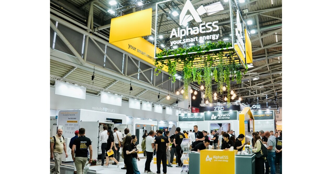 Společnost AlphaESS představila na veletrhu Intersolar 2026 roz&scaron;&iacute;řen&yacute; ekosyst&eacute;m pro ukl&aacute;d&aacute;n&iacute; energie v Evropě