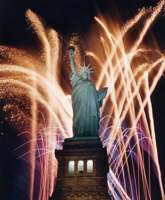 From hometown celebrations to landmark public performances, Fireworks by Grucci is honoring America’s Semiquincentennial with world-class displays that reflect the company’s unmatched record of innovation and excellence from pioneering the stringless shell to introducing microchip-timed aerials.