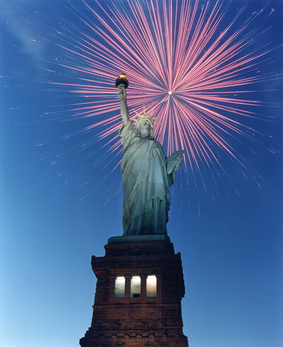 From hometown celebrations to landmark public performances, Fireworks by Grucci is honoring America’s Semiquincentennial with world-class displays that reflect the company’s unmatched record of innovation and excellence from pioneering the stringless shell to introducing microchip-timed aerials.