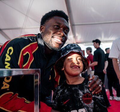 Team captain Alphonso Davies with a young fan.
Photo courtesy Canada Soccer. (CNW Group/Canada Soccer)