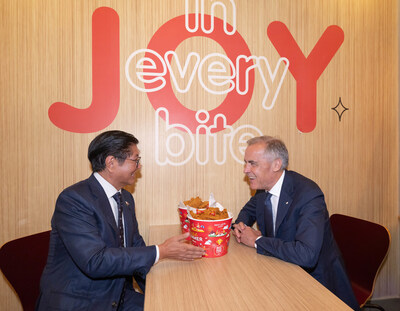 Ferdinand Marcos Jr., President of the Republic of the Philippines (left), and Mark Carney, Prime Minister of Canada (right), share a warm moment before enjoying Jollibee’s world-famous Jolly Crispy Chicken, celebrating the brand’s rapid North American growth. (Jollibee Photo)