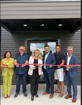 De gauche à droite : Mme Chantal Parent, directrice de la Caisse Desjardins de Rouyn-Noranda, M. Gilles Chapadeau, maire de Rouyn-Noranda, Mme Karine Boivin Roy, ministre responsable de l’Habitation, M. Robin Deschênes, président du Groupe Action Logement Québec, M. Dave Coutu-Larouche, président de Les Immeubles DCL, M. Daniel Bernard, député de Rouyn-Noranda-Témiscamingue. (Groupe CNW/Société d'habitation du Québec) De gauche à droite : Mme Chantal Parent, directrice de la Caisse Desjardins de Rouyn-Noranda, M. Gilles Chapadeau, maire de Rouyn-Noranda, Mme Karine Boivin Roy, ministre responsable de l’Habitation, M. Robin Deschênes, président du Groupe Action Logement Québec, M. Dave Coutu-Larouche, président de Les Immeubles DCL, M. Daniel Bernard, député de Rouyn-Noranda-Témiscamingue. (Groupe CNW/Société d'habitation du Québec)