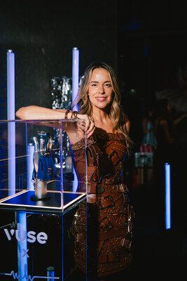 Marina Hoermanseder in der Vuse Lounge mit dem Vuse Case. Credit: Philipp Trochim, Vrame Studios für Vuse