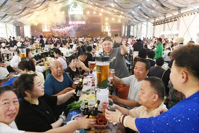 Xinhua Silk Road：中国東北部ハルビンの氷雪大世界で国際ビール・フェスティバルが開幕