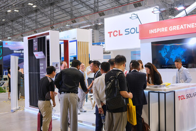 Crowds gather at the TCL Solar booth for in-depth discussions and product demonstrations.