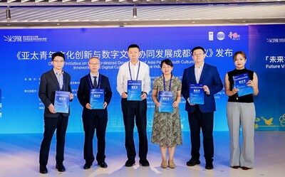 Representatives of the initiating and co-initiating organizations pose for a group photo during the launch of the Chengdu Initiative.