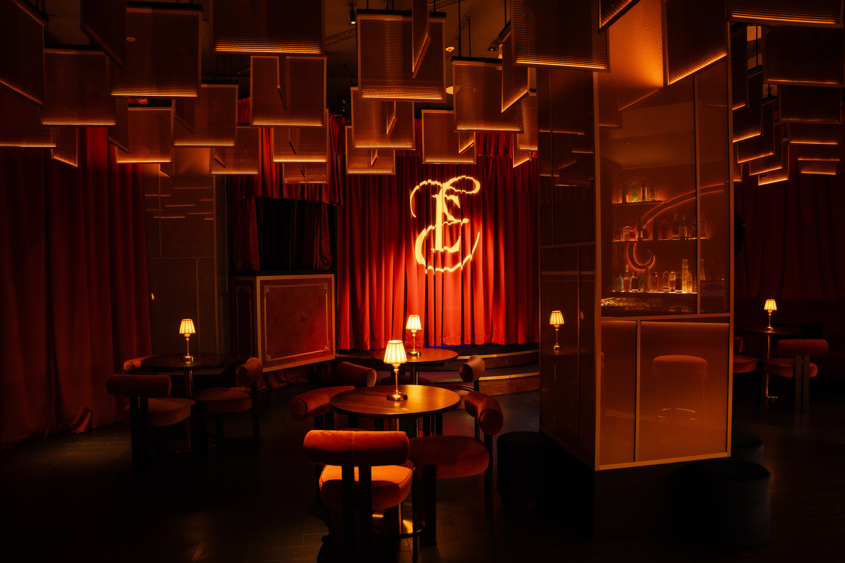 Esmeralda's Mayfair startet Nachtunterhaltung