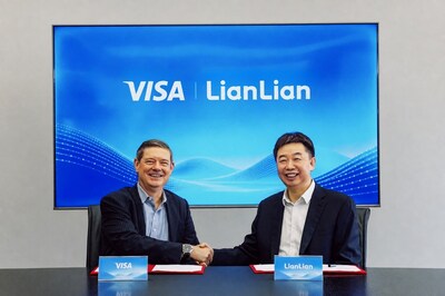 Darren Parslow, Global Head, Visa Commercial Solutions, Visa (left), and Zhang Zhengyu, Founder, Chairman of the Board and CEO, Lianlian DigiTech (right)