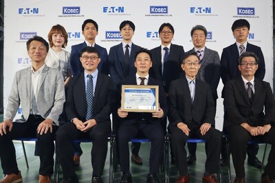 From the left in the front row: Mitsuhiro Takenaga, Japan Country Manager, Electrical Sector, East Asia, Eaton Dingsong Shi, Business Development Director, Power Distribution Channels, Electrical Sector, East Asia, Eaton Minoru Hasuoka, President, Kose Seiichiro Hasuoka, Chairman CEO, Kose From the left in the front row: Mitsuhiro Takenaga, Japan Country Manager, Electrical Sector, East Asia, Eaton Dingsong Shi, Business Development Director, Power Distribution Channels, Electrical Sector, East Asia, Eaton Minoru Hasuoka, President, Kose Seiichiro Hasuoka, Chairman CEO, Kose