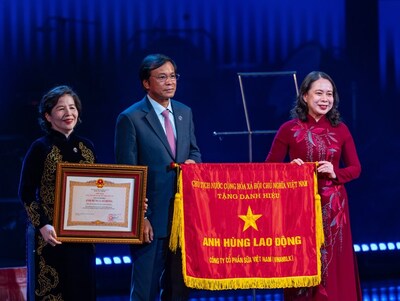 Vinamilk在五十週年慶典上,第二次榮獲勞動英雄稱號 Vinamilk在五十週年慶典上,第二次榮獲勞動英雄稱號