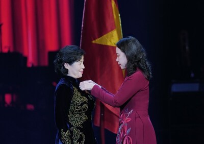 梅嬌蓮在Vinamilk五十週年慶典上,榮獲三等獨立勳章 梅嬌蓮在Vinamilk五十週年慶典上,榮獲三等獨立勳章