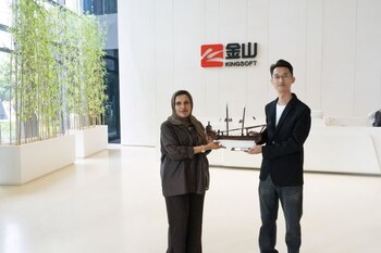 Li Dongyue, deputy general manager of Kingsoft Office's ecosystem partnerships division, exchanged gifts with Dr. Nihad Abdullah Mohammed Al-Zadjali, UTAS's assistant vice chancellor. (PRNewsfoto/Kingsoft Office) Li Dongyue, deputy general manager of Kingsoft Office's ecosystem partnerships division, exchanged gifts with Dr. Nihad Abdullah Mohammed Al-Zadjali, UTAS's assistant vice chancellor. (PRNewsfoto/Kingsoft Office)