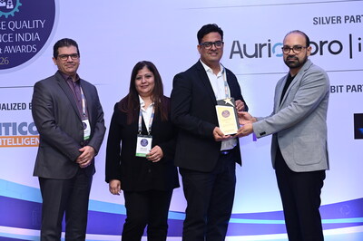 NUMR Inc. Presents the Prestigious CX Data and Analytics Excellence Award 2026; team Axis Bank - the recipients. (PRNewsfoto/NUMR Inc.)