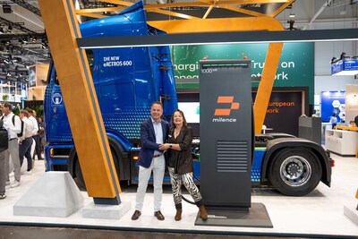 Dieselpreise bewegen die Transportindustrie: Alpitronic CEO Philipp Senoner und Milence CEO Anja van Niersen gehen wichtigen Schritt für Megawattladen auf der Langstrecke auf der IAA Transportation.