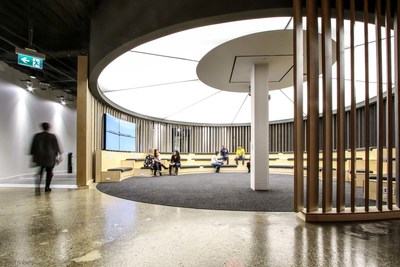 La Rotonda es el espacio de reunion central y el punto de partida para la experiencia de los visitantes de la Fabrica Digital de Scotiabank. El espacio tiene pantallas digitales con tecnologia OLED 4K, las primeras de su tipo en Canada.
