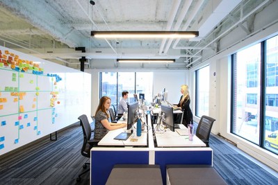 Espacios de trabajo: Los espacios de trabajo de la Fabrica Digital de Scotiabank han sido disenados para optimizar la colaboracion. Se puede cambiar la configuracion de todos los espacios de trabajo a fin de adaptarlos a las necesidades de los equipos Scrum.
