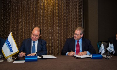DSME CEO Sung Leep Jung and Excelerate CEO Rob Bryngelson signing agreement for seven FSRUs.