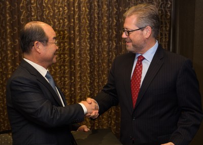 DSME CEO Sung Leep Jung and Excelerate CEO Rob Bryngelson at the signing of the agreement for seven FSRUs.