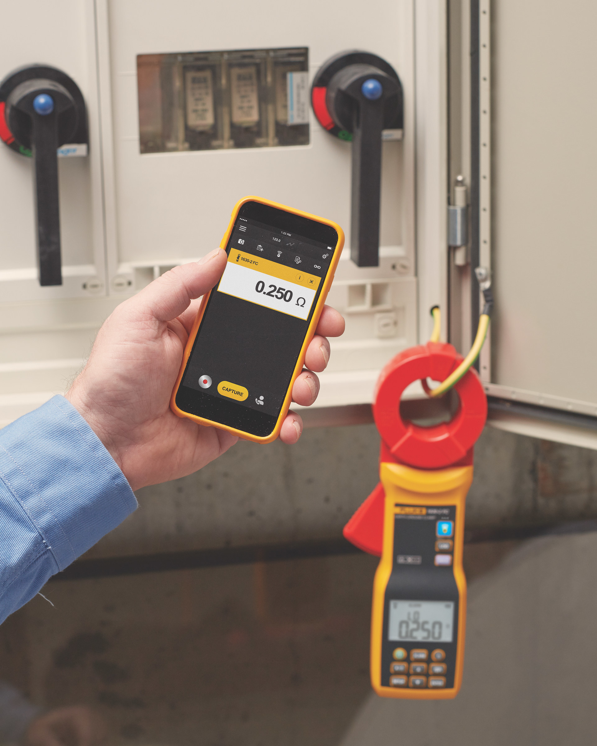 Fluke 16302 FC Stakeless Earth Ground Clamp performs tests without