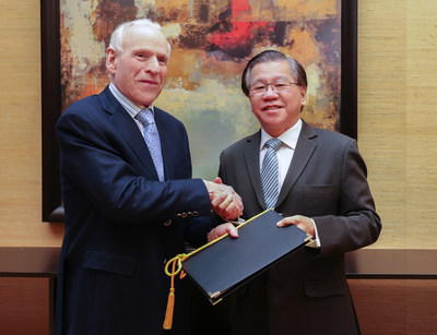 Mr. Howard Ruby (left), Chairman Emeritus of Oakwood Worldwide, and Mr. Chua Tiow Chye (right), Group Chief Investment Officer and Regional Chief Executive Officer, North Asia & New Markets of Mapletree Investments, at the signing ceremony to mark the start of a new chapter for Oakwood Worldwide under Mapletree ownership.