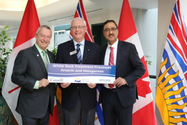 Wayne Baldwin, Mayor of White Rock with the Honourable Amarjeet Sohi, Minister of Infrastructure and Communities and the Honourable Peter Fassbender, Minister of Community, Sport, and Cultural Development. (CNW Group/City of White Rock)