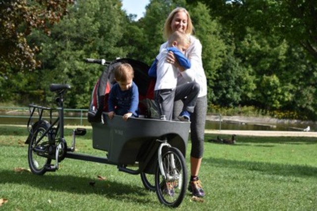 The new Wike Salamander converts instantly from a bicycle to a stroller/pushchair or delivery cart without stopping. It is less than 32 inches wide which allows it to pass through any commercial doorway or grocery aisle, and is allowed on transit vehicles such as buses and subway cars. It also conveniently folds in and down for transport in vans or SUVs. (CNW Group/Vivere Ltd.)