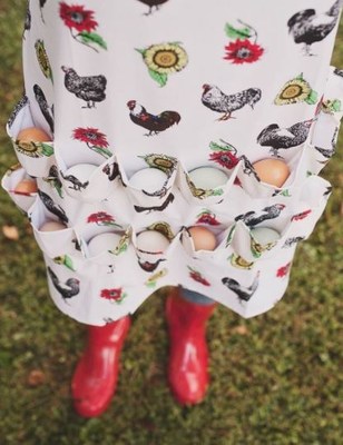 Giveaway: The Egg Collecting Apron by Fluffy Layers - Tilly's Nest