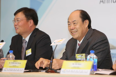 Country Garden chairman Yang Guoqiang (right) and president Mo Bin interacting with journalists