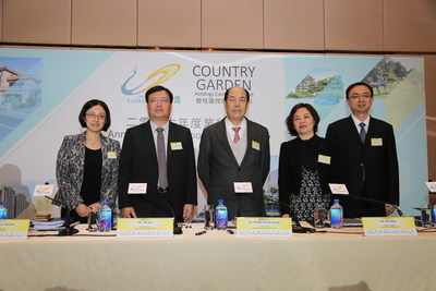 Country Garden chairman Yang Guoqiang (middle), president Mo Bin (second from left), CFO Wu Bijun (second from right), vice president Cheng Guangyu (first from right) and financial capital center vice general manager Zuo Ying (first from left)