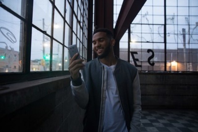 Raptors Point Guard, Cory Joseph, is a fan of the LG G6 and is its Canadian ambassador. (CNW Group/LG Electronics Canada)