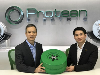 自左至右：Protean Electric首席执行官陈国贤与万安集团总裁陈江和PD16样机合影