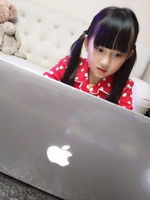 A DaDaABC student is enjoying her class online.