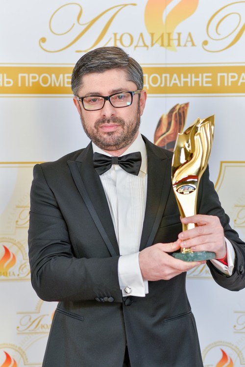 Alex Lutskiy, Innovecs CEO, holds "Person of the Year" Award