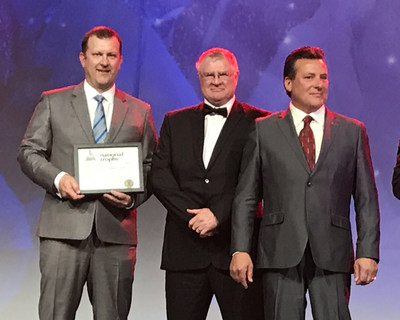 Victor Mine General Manager James Kirby, left, De Beers Canada CEO Kim Truter, and Brian Kilbride, right, Water and Technical Services Manager – Victor Mine, accept the 2016 J.T. Ryan Award for safety at the CIM Awards Gala. (CNW Group/De Beers Canada Corporation)
