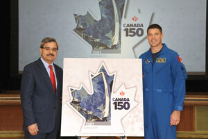 L'astronaute canadien Jeremy Hansen dévoile le timbre Canadarm dans une école à Toronto