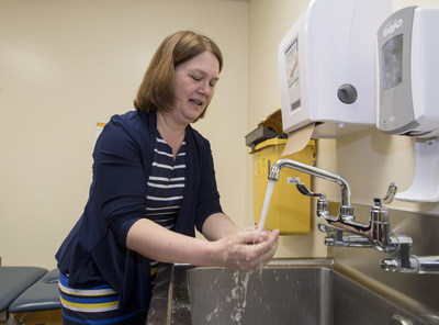 Minister Jane Philpott stops to clean her hands at the Children’s Hospital of Eastern Ontario. (CNW Group/Canadian Patient Safety Institute)