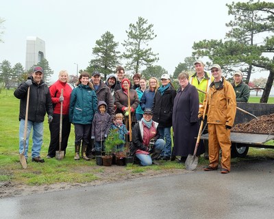 Forests Ontario would like to thank Niagara Parks Commission and their chair Janice Thomson, our sponsors, Ontario Wood and Enbridge as well as our volunteers for joining us in the 9th annual Community Tree Planting. These trees will be counted towards Ontario’s Green Leaf Challenge. (CNW Group/Forests Ontario)
