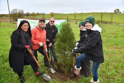 Volunteers in York Region were joined by (left to right) Christine Dawson, TD Friends of the Environment Foundation; Mayor of East Gwillimbury, Virginia Hackson; Ian Buchanan, Manager of Natural Heritage & Forestry, Regional Municipality of York and Member of Forests Ontario's Board of Directors; and Lauren and Kaitlin Grierson, ambassadors for Ontario's Green Leaf Challenge. (CNW Group/Forests Ontario)
